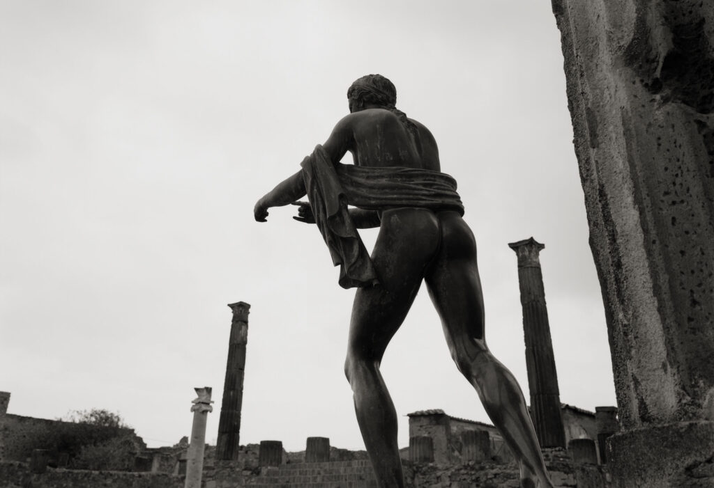 Kenro Izu Pompei, Tempio di Apollo, 2016 Stampa al platino 42,5x55 cm © Kenro Izu Courtesy Fondazione di Modena - Fondazione Modena Arti Visive