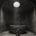 Kenro Izu Pompei, Terme del Foro, 2016 Stampa al platino 55x42,5 cm © Kenro Izu Courtesy Fondazione di Modena - Fondazione Modena Arti Visive