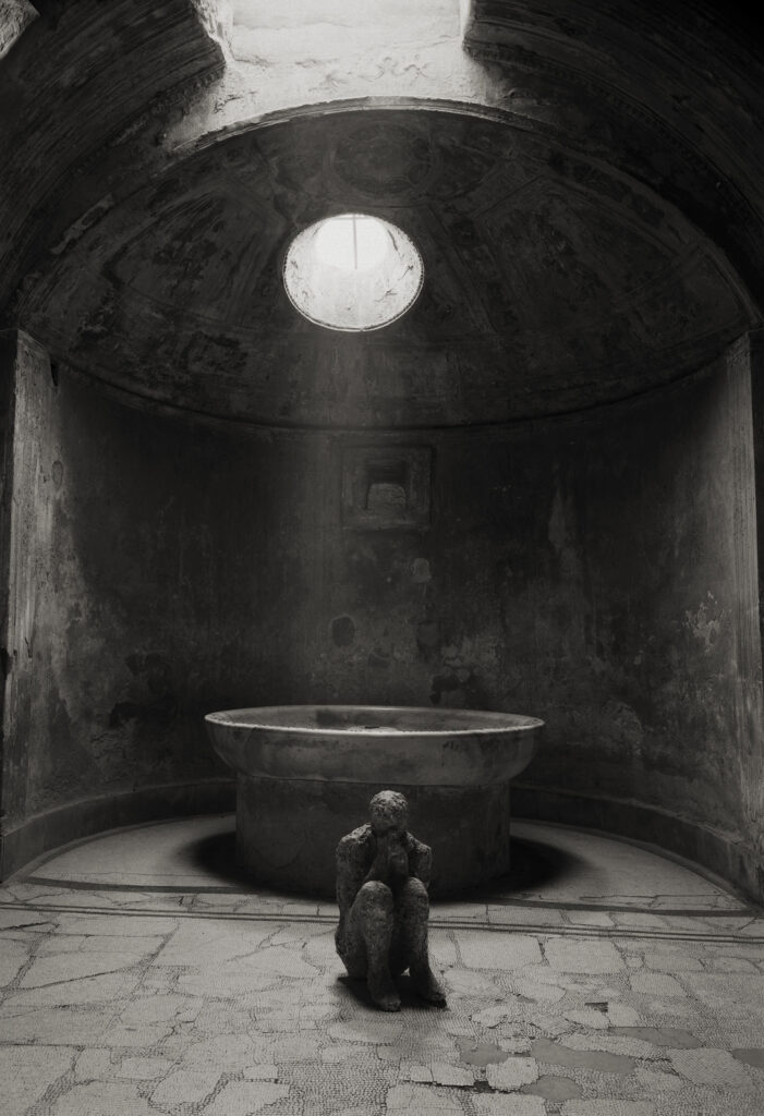 Kenro Izu Pompei, Terme del Foro, 2016 Stampa al platino 55x42,5 cm © Kenro Izu Courtesy Fondazione di Modena - Fondazione Modena Arti Visive