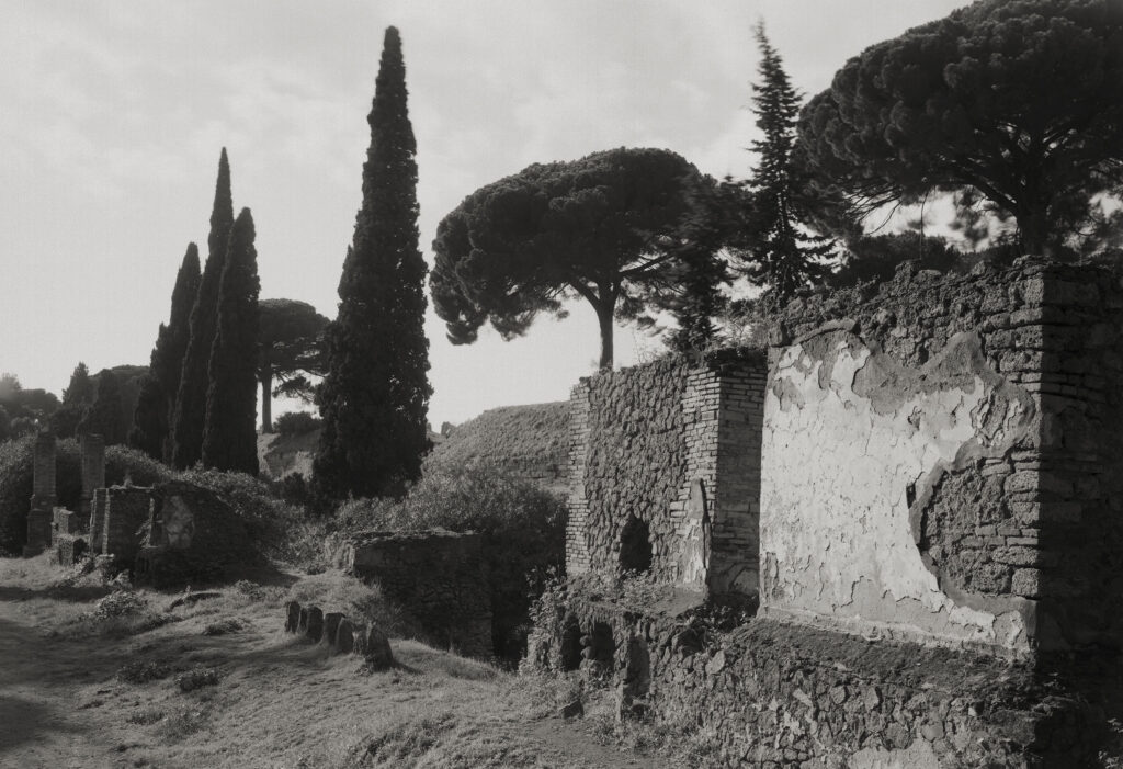 Kenro Izu Pompei, Necropoli di Porta Nocera, 2016 Stampa al platino 42,5x55 cm © Kenro Izu Courtesy Fondazione di Modena - Fondazione Modena Arti Visive