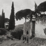 Kenro Izu Pompei, Necropoli di Porta Nocera, 2016 Stampa al platino 42,5x55 cm © Kenro Izu Courtesy Fondazione di Modena - Fondazione Modena Arti Visive