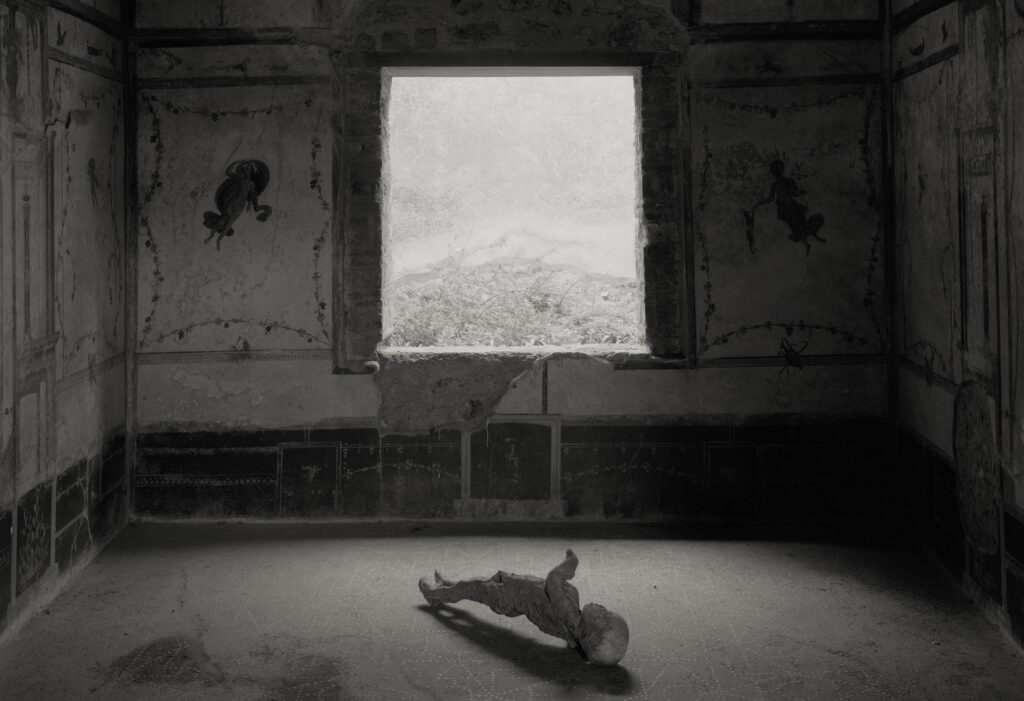 Kenro Izu Pompei, Casa degli Amorini Dorati, 2016 Stampa al platino 42,5x55 cm © Kenro Izu Courtesy Fondazione di Modena - Fondazione Modena Arti Visive