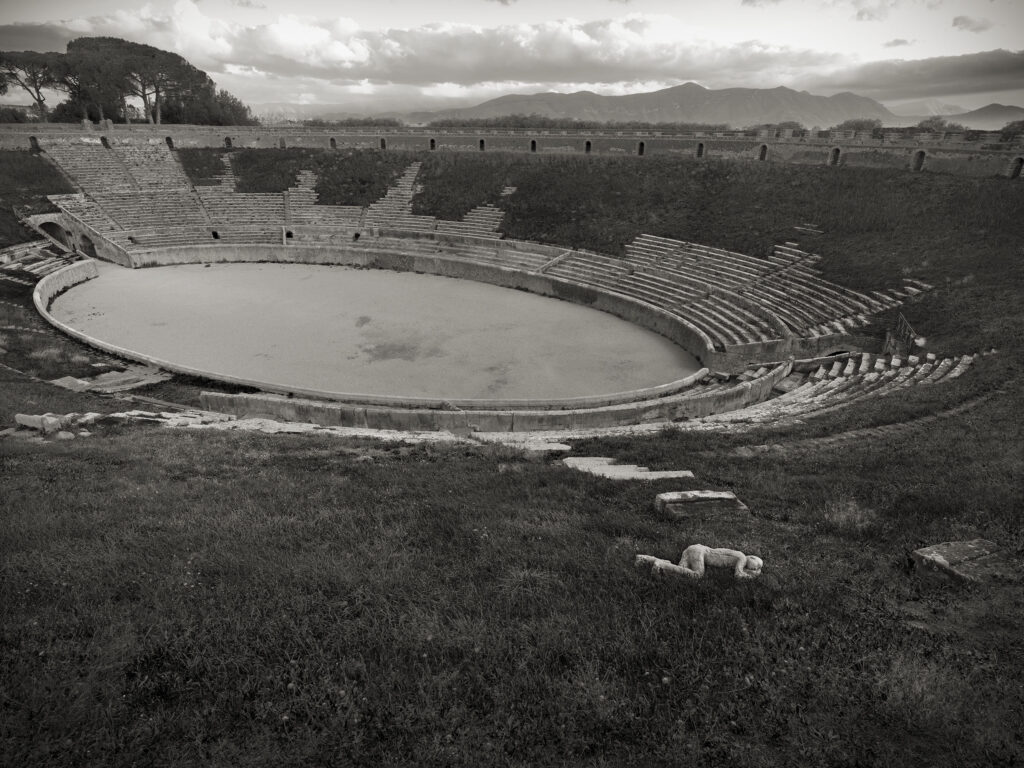 Kenro Izu Pompei, Anfiteatro, 2016 Stampa inkjet 61x76 cm © Kenro Izu Courtesy Fondazione di Modena - Fondazione Modena Arti Visive