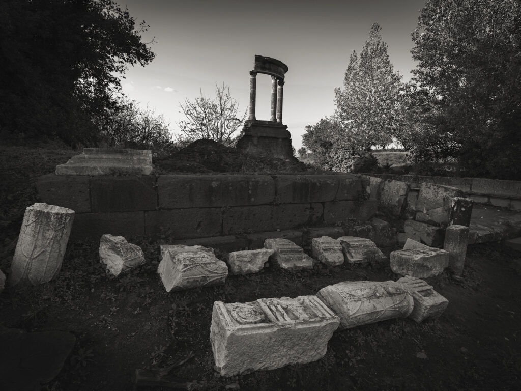 Kenro Izu Pompei, Necropoli di Porta Ercolano, 2016 Stampa inkjet 61x76 cm © Kenro Izu Courtesy Fondazione di Modena - Fondazione Modena Arti Visive