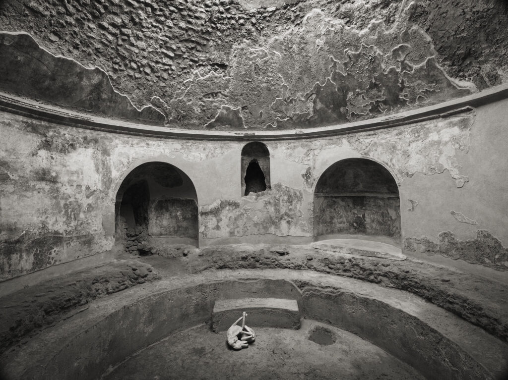 Kenro Izu Pompei, Terme Stabiane, 2016 Stampa al platino 42,5x55 cm © Kenro Izu Courtesy Fondazione di Modena - Fondazione Modena Arti Visive