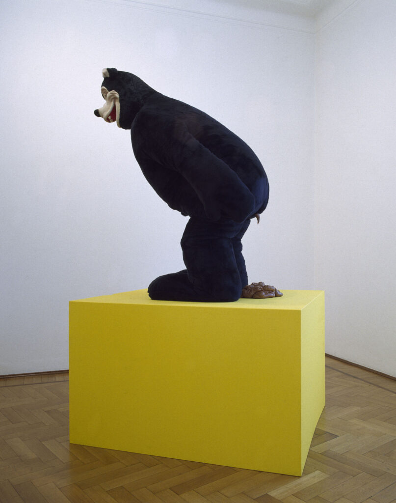 Paul McCarthy, Bear sculpture, 1992, installazione, 90,3x229, Collezione Alt
