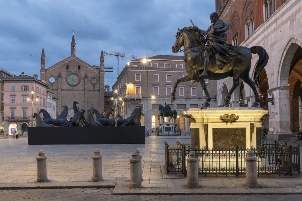 PaladinoPiacenza, veduta dell’installazione, Piazza Cavalli (Piacenza) ©️ Lorenzo Palmieri 2020