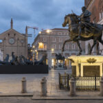 PaladinoPiacenza, veduta dell’installazione, Piazza Cavalli (Piacenza) ©️ Lorenzo Palmieri 2020