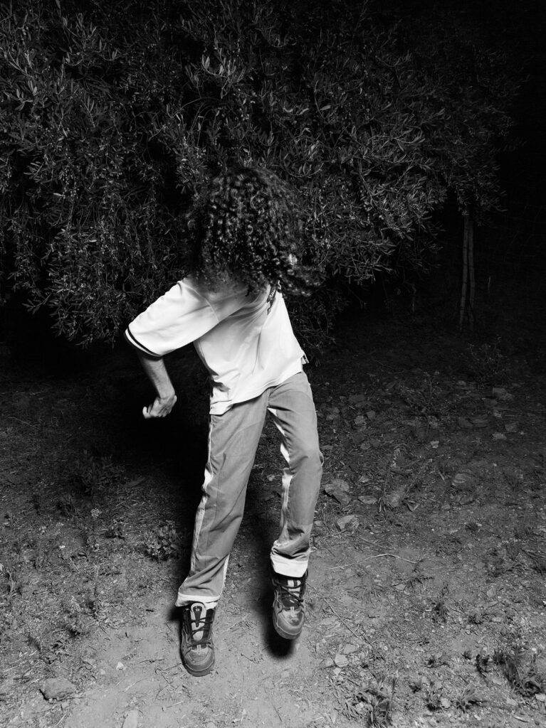 Simone Bergantini, NO FACE (How to dance rave music), 2020-21, stampa su cartoncino fotografico ai pigmenti, sequenza di 15 elementi, 80x60 cm