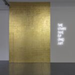 Massimo Uberti, The other side of ( the) art, 2021, neon, trasformatori e foglia oro, dimensioni ambientali, courtesy the artist and Galleria Giampaolo Abbondio
